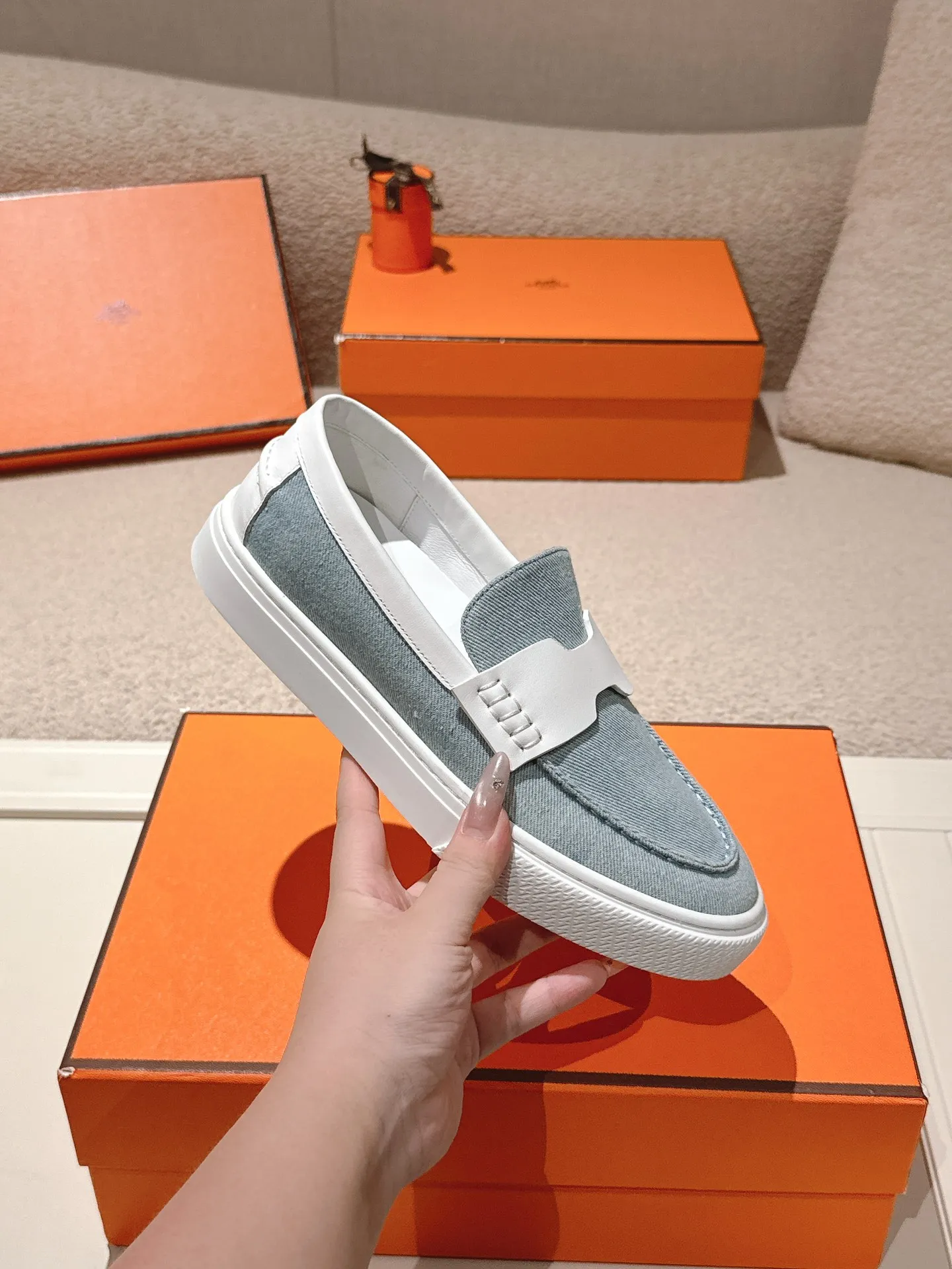 Men's men's shoes P620! Hermes# Thick Sole Couple Loafers These lace-up free sneakers in calfskin and washed denim feature signature "H" details. The design is simple and smooth, creating a fashionable urban look. It is comfortable and versatile. H family classics are not outdated, and the delivery counter is beautifully packaged🛍📦 Fabric: Original customized washed denim/first-layer cowhide Lining: Imported soft sheepskin Sole: Original open-molded anti-slip TPU material Size: 35-45